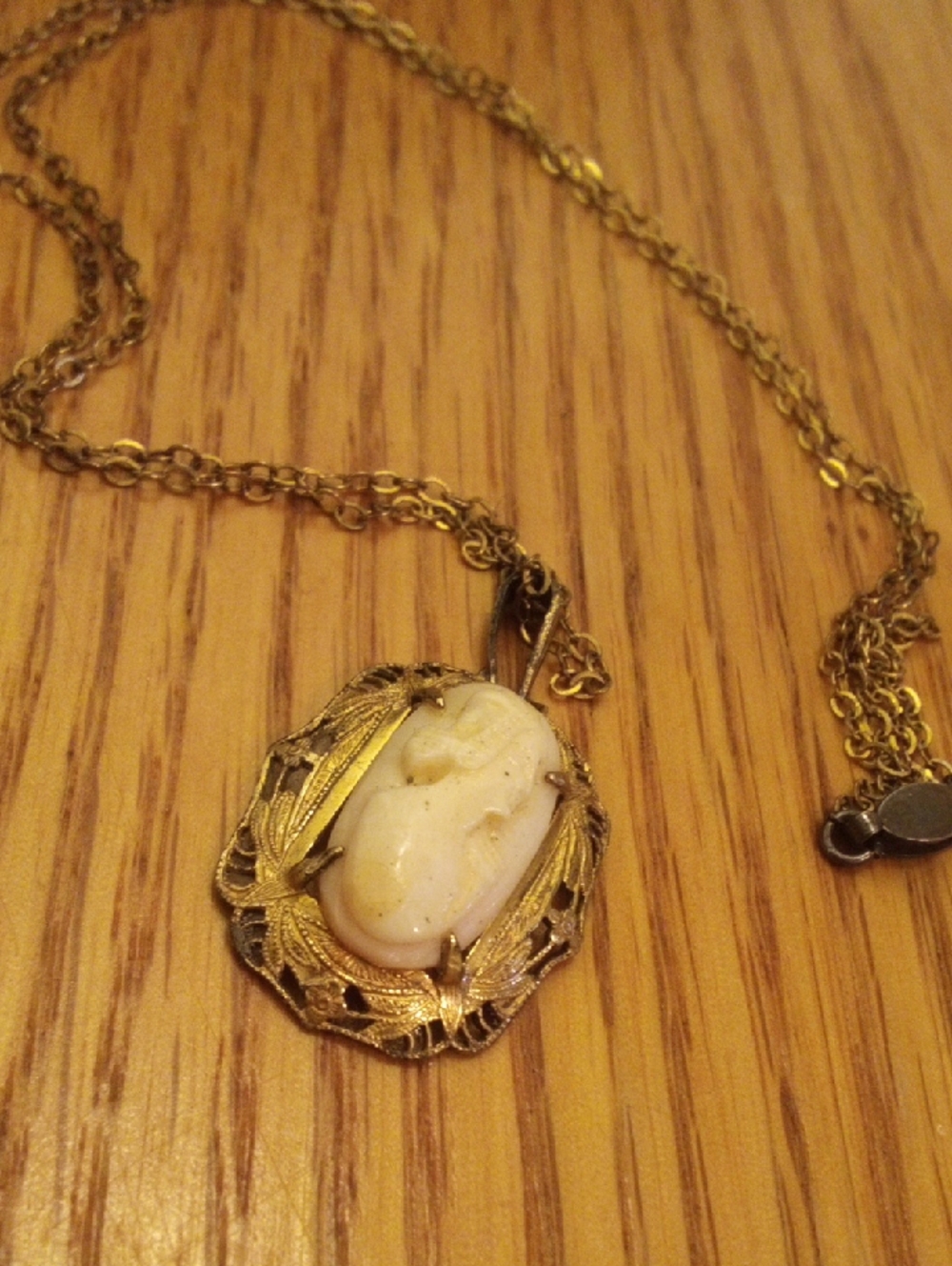 Gold-Tone Cameo Pendant Necklace in Cream